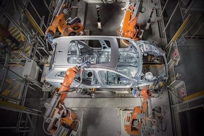 国产沃尔沃XC60搭载“长安号”中欧班列抵达根特 出口欧洲25国